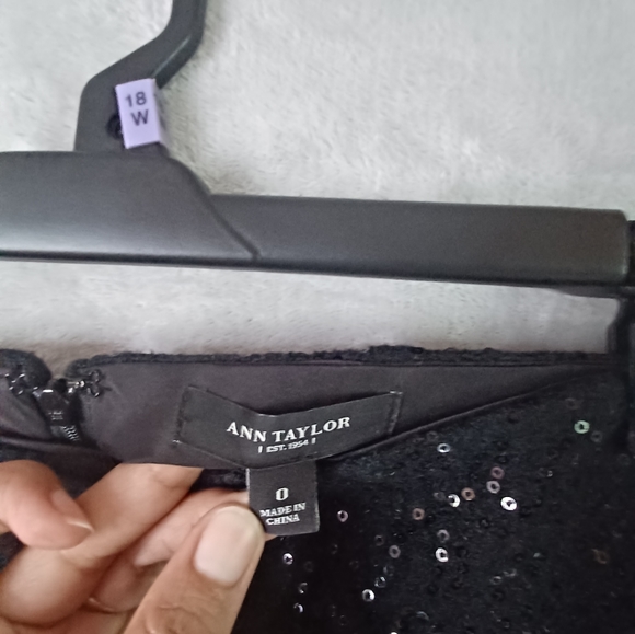 Ann Taylor Black Sequin Sparkles Wool Blend Straight Mini Skirt Size 0 Lined. - Picture 14 of 14